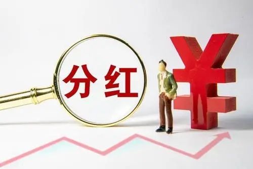 股权激励计划如何平衡员工个人利益和公司治理的透明度和信息披露？